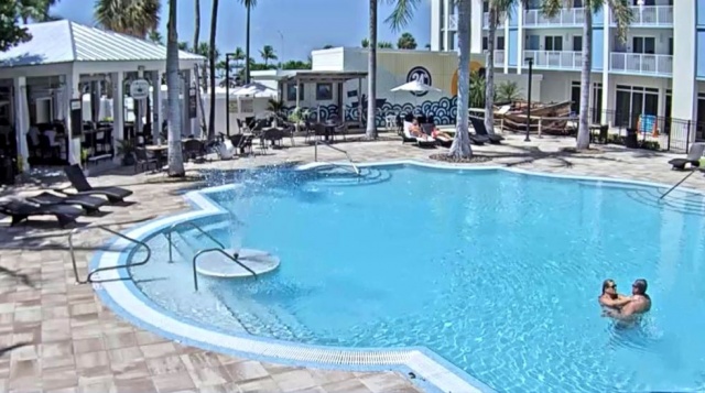 Бассейн отеля 24 North Hotel  Key West. Веб камеры Kи-Уэста онлайн