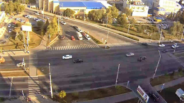Перекресток улиц Доваторцев и Серова. Ставрополь веб камера онлайн