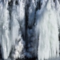 Замерзший водопад с облаком алмазной пыли – восхитительное явление зимнего Салмона