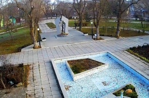 Музей героев Чернобыля - "Звезда Полынь". Вид на памятник и парк