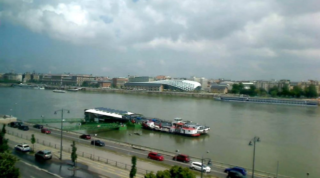 Речной причал на реке Дунай. Веб камеры Будапешта онлайн