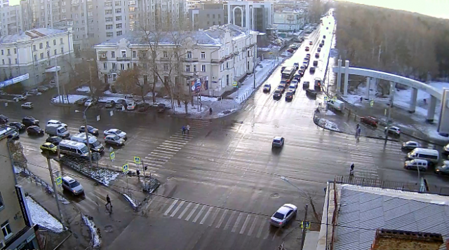 Перекресток улиц Коммуны - Энгельса. Челябинск веб камера онлайн