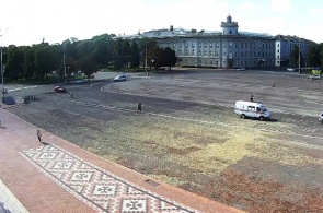Красная Площадь Чернигова. Вид на областную государственную администрацию
