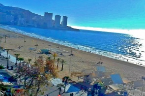 Вид на пляж летнего курорта Коста Бланка. Веб-камеры Валенсия