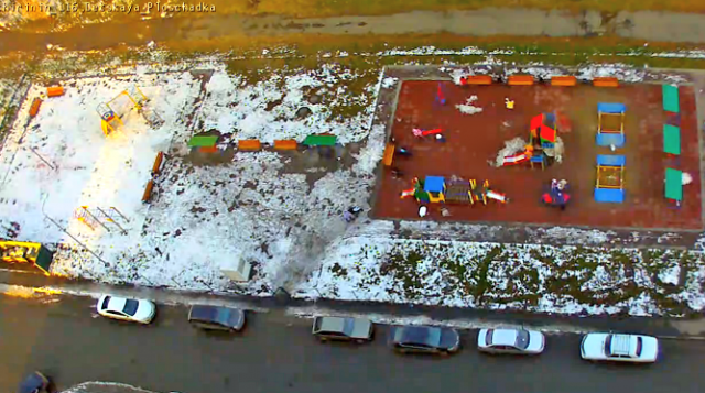 Детская площадка на Братьев Кашириных 116. Челябинск веб камера онлайн