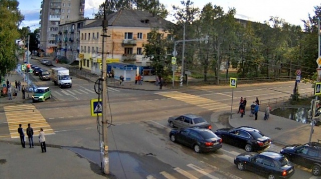 Перекрёсток Б.Садовой улицы и Казанского проспекта. Вышний Волочек онлайн